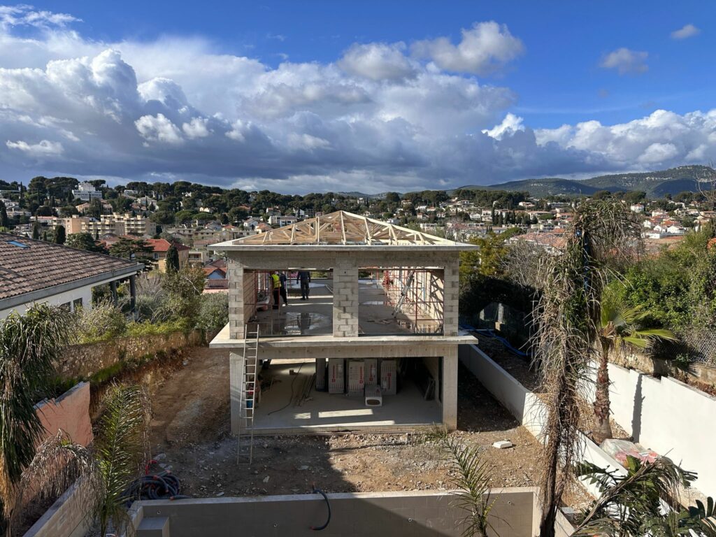 Simsek bâtisseur, 45 ans d'expérience dans le bâtiment, expert en terrassement, gros oeuvre, second oeuvre, villa et piscine sur mesure dans le var
